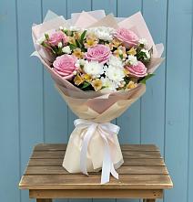 Букет цветов из:  Гвоздики, Орхидеи и Розы #REPLACE_PRED# Харовске