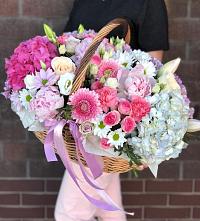 Композиция солнечный день в Харовске Цветочная композиция из Розы, Хризантемы, Пионы и Лизиантусы в корзине в Харовске