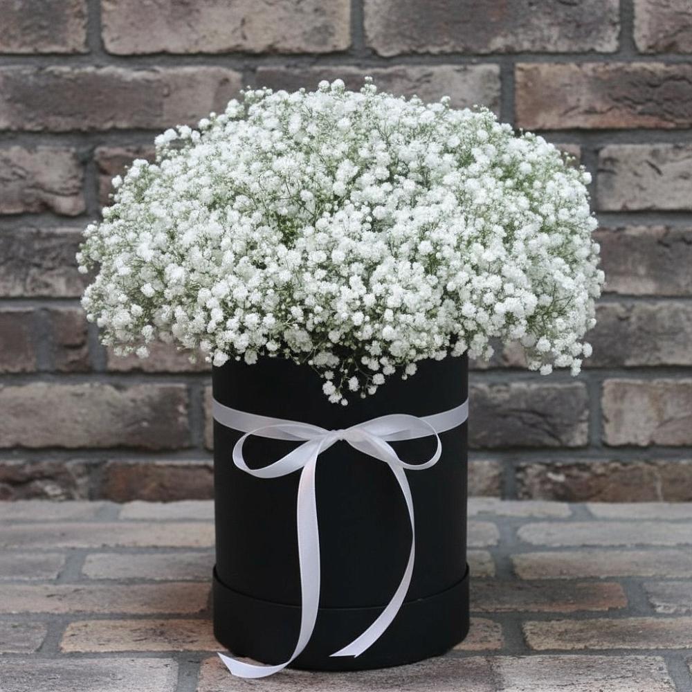 Цветочная композиция из Гипсофила в шляпной коробке в Харовске