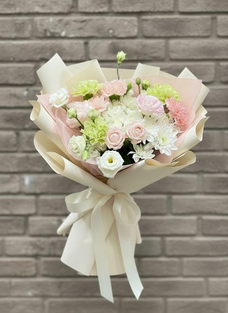 Букет цветов из: Гвоздики, Розы, Лизиантусы и Хризантемы в Харовске