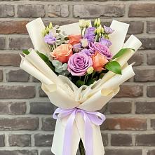 Букет цветов из:  Лизиантусы и Розы в Харовске