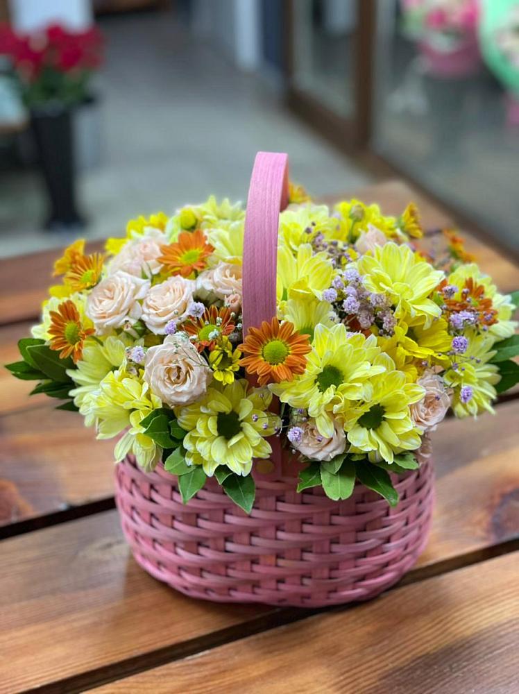 Цветочная композиция из Хризантемы и Розы в корзине в Харовске