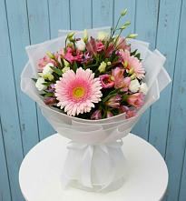 Букет цветов из:  Герберы, Альстромерии и Лизиантусы в Харовске