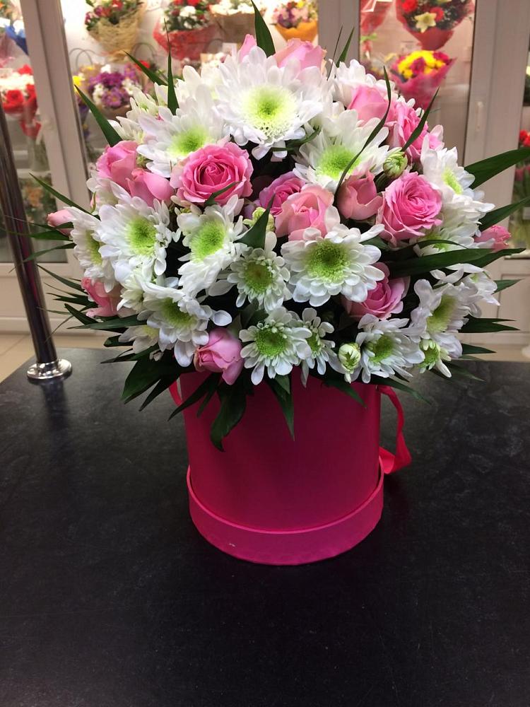 Цветочная композиция из Розы и Хризантемы в шляпной коробке в Харовске