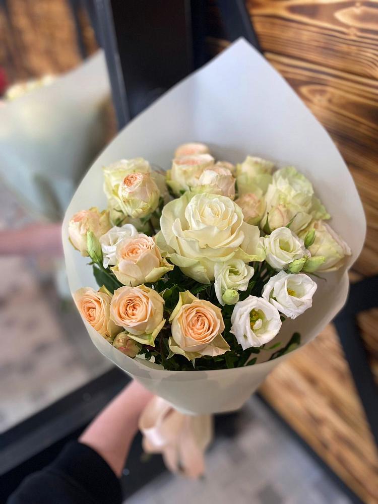 Букет цветов из: Розы и Лизиантусы в Харовске