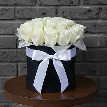 Цветочная композиция из Розы в шляпной коробке в Харовске